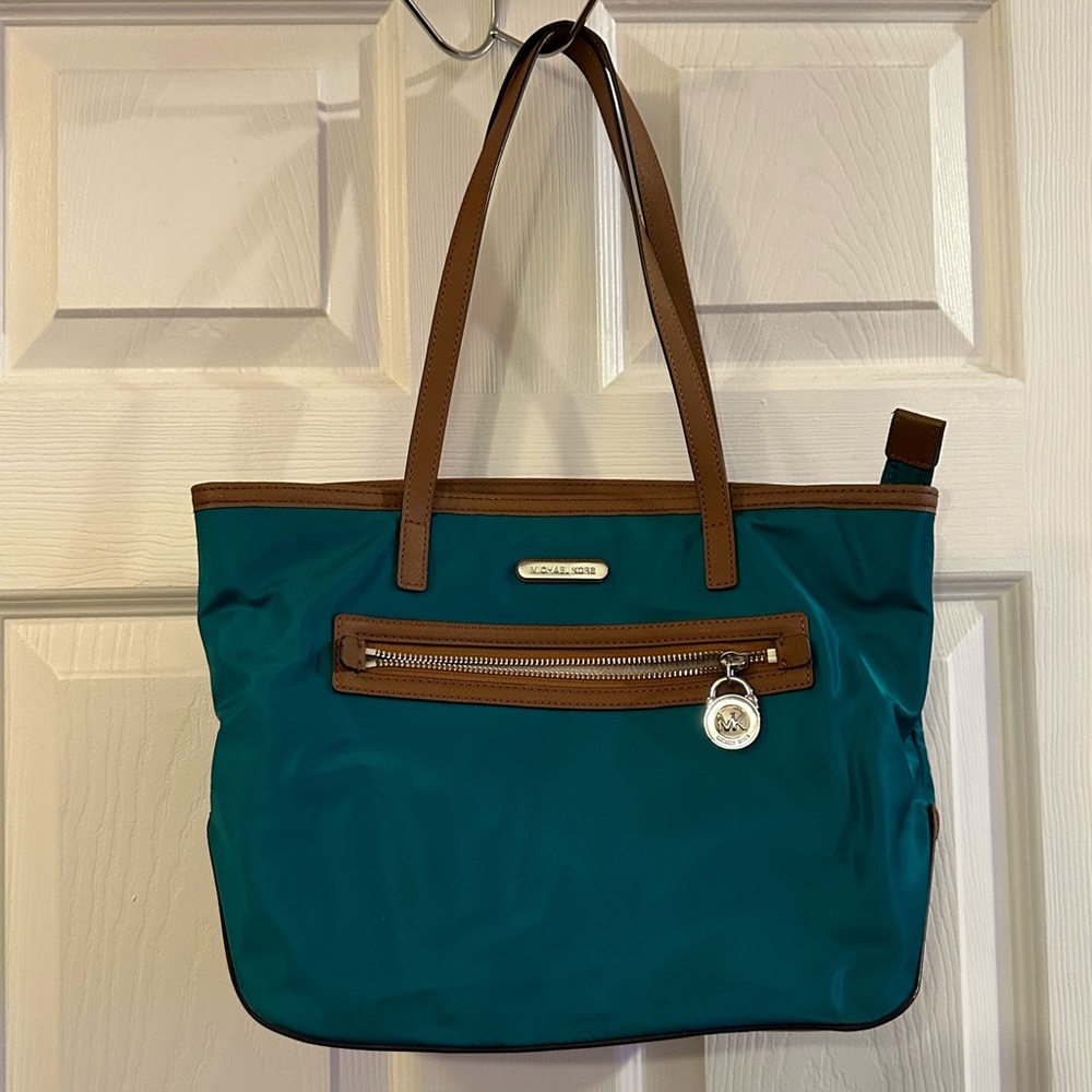 MICHAEL KORS KEMPTON AQUA NYLON‎ TOTE
